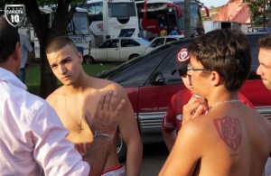 Vitor Hugo e Padilha conversam com torcedores