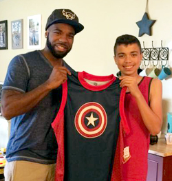 Com o filho Joshua, ganhando presente de Dia dos Pais: basqueteiro super-herói. Foto: arquivo pessoal