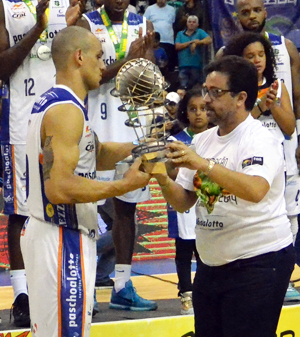 Entregando o dolorido (porém honroso) troféu de vice-campeão. Foto: Henrique Costa/Bauru Basket